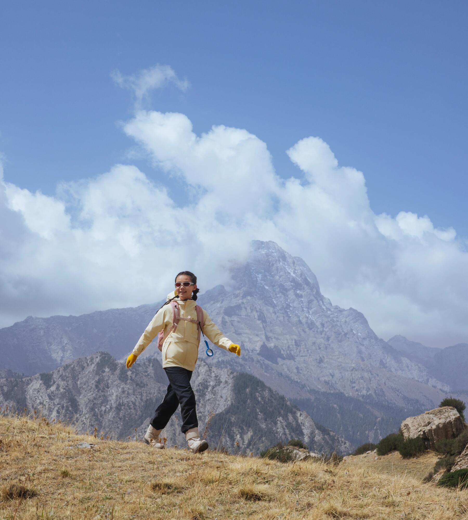 enfants qui jouent dehors dans un paysage montagneux