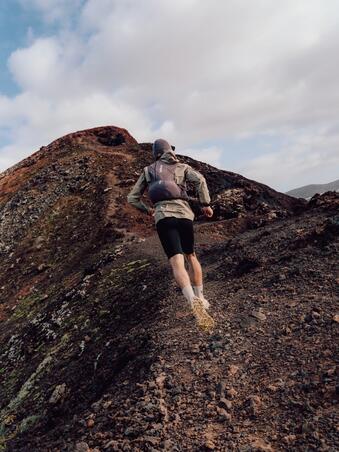 Куртка чоловіча Run Perf для бігу водонепроникна бежева