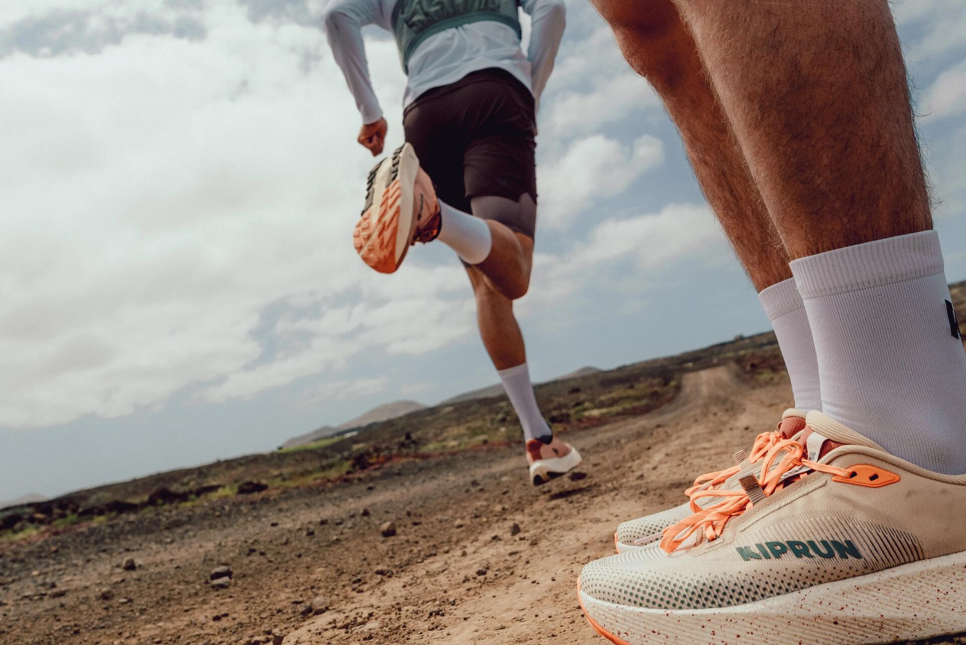 Chaussures de jogging sur chemin