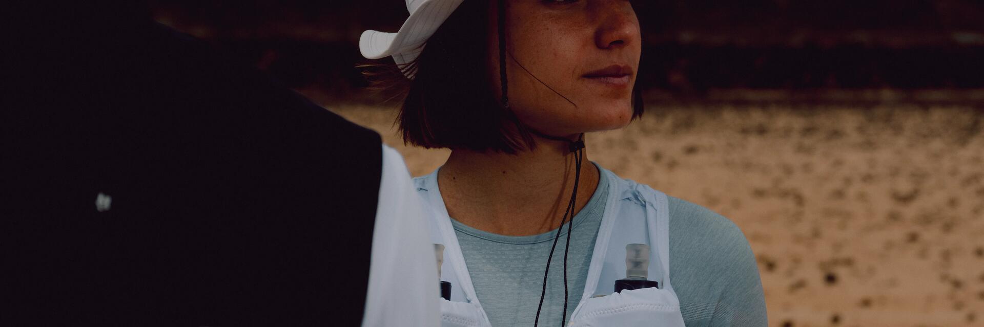 kobiety w odzieży trekkingowej z plecakami turystycznymi na plecach wędrujące po górach