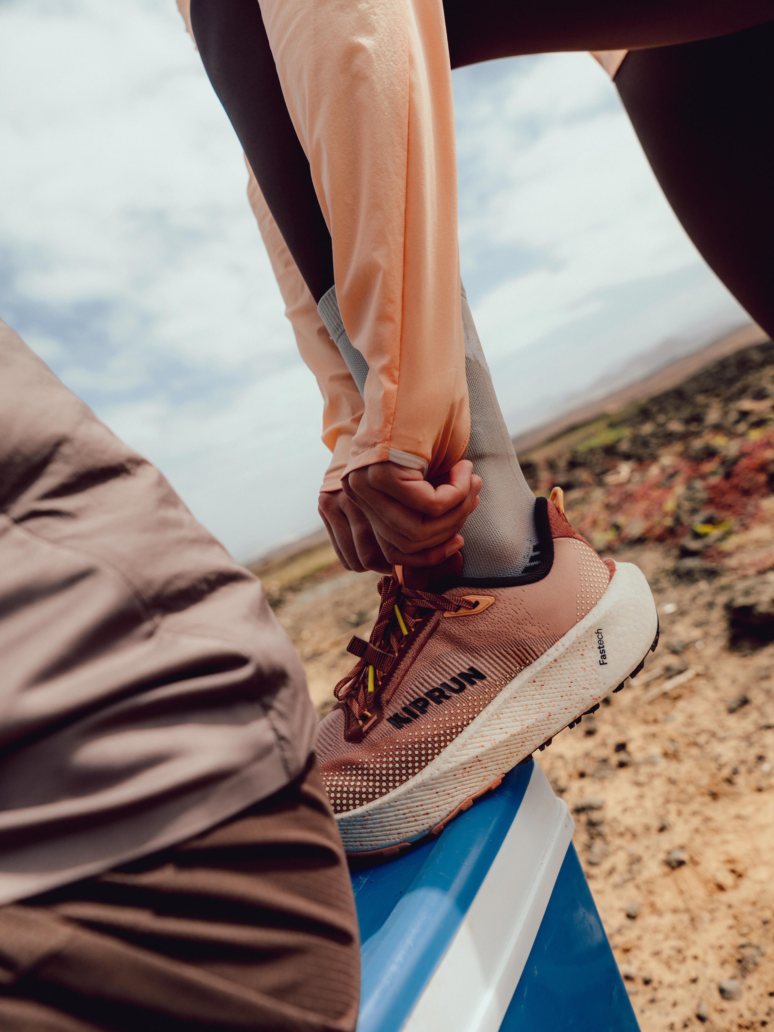 Chaussures de running route et chemin femme Kiprun Kipride gravel orange et noir 5/16