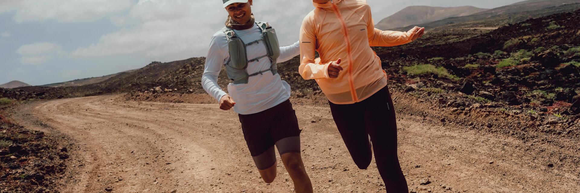 Para sportowców sprawdzająca tempo biegu przygotowująca się do półmaratonu