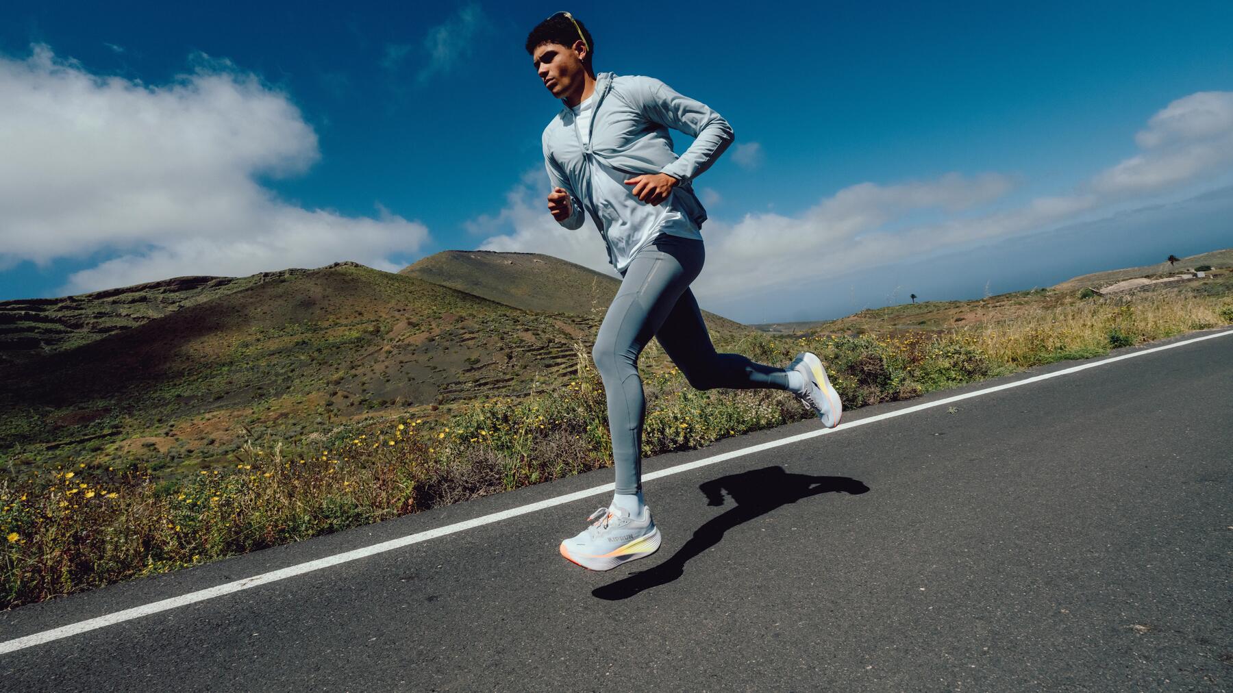 Modelo Kiprun correndo enquanto usa os produtos da nova coleção 2026.
