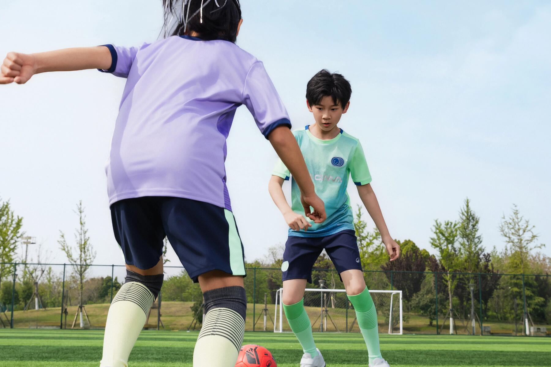 hoe voetbal spelen