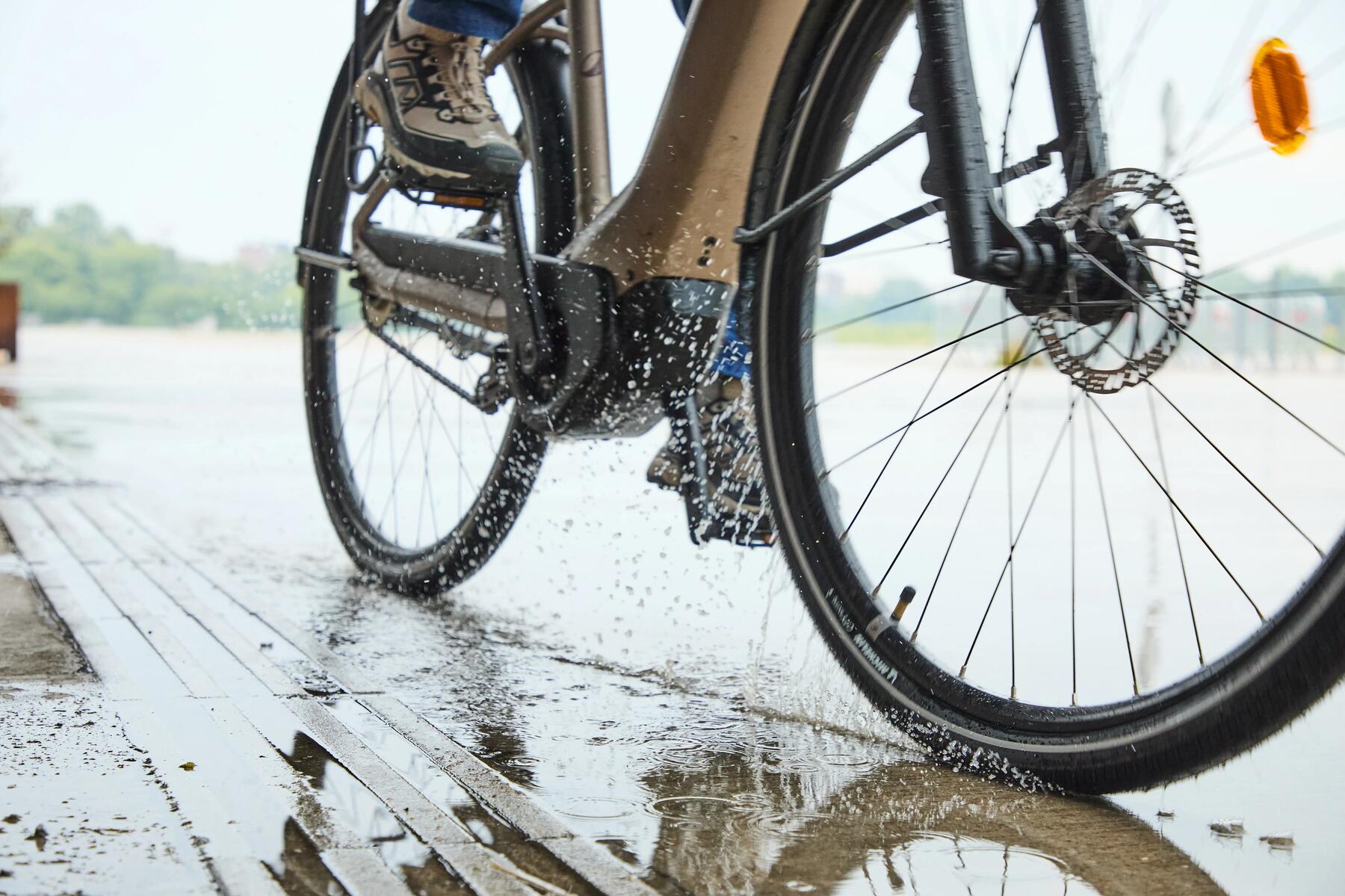 hombre en bici sobre barro