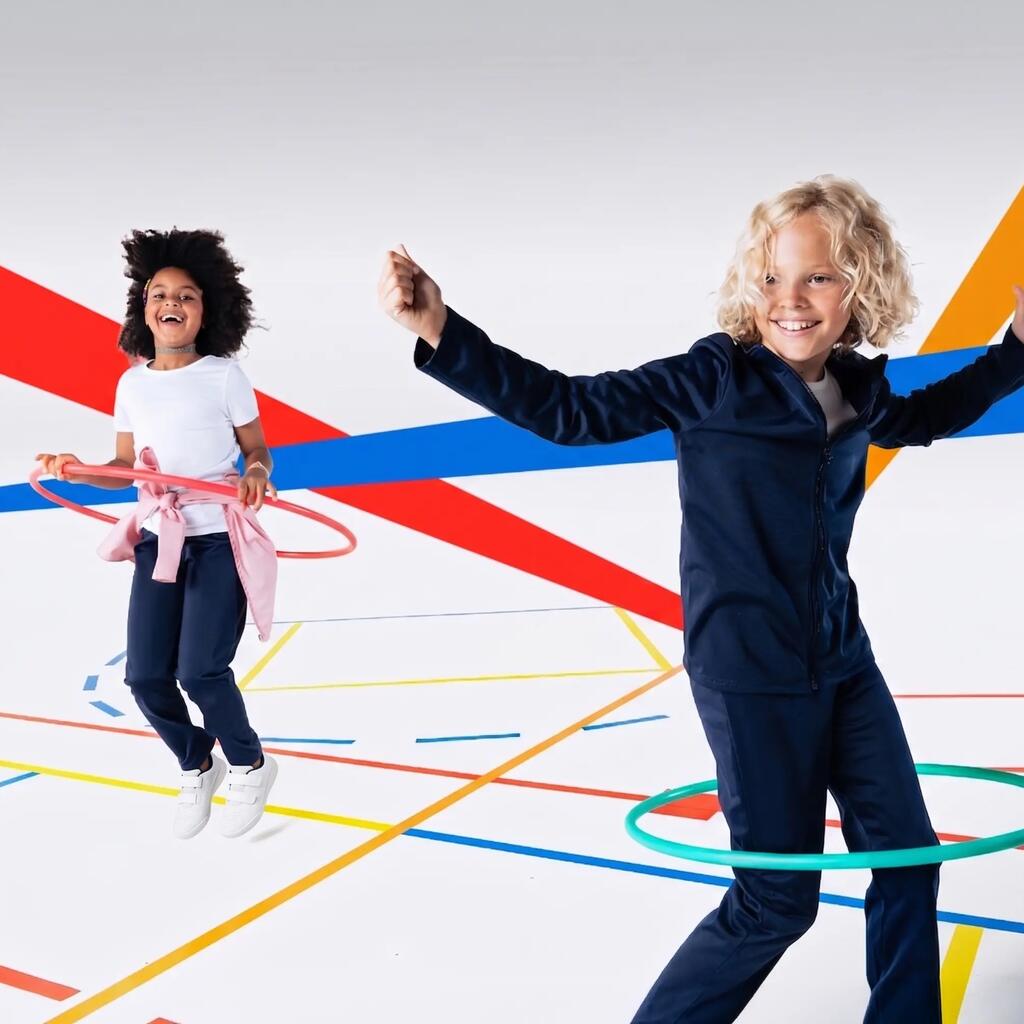 Mädchen sitzt auf Stuhl in Sportkleidung