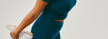 une femme fait du fitness cardio