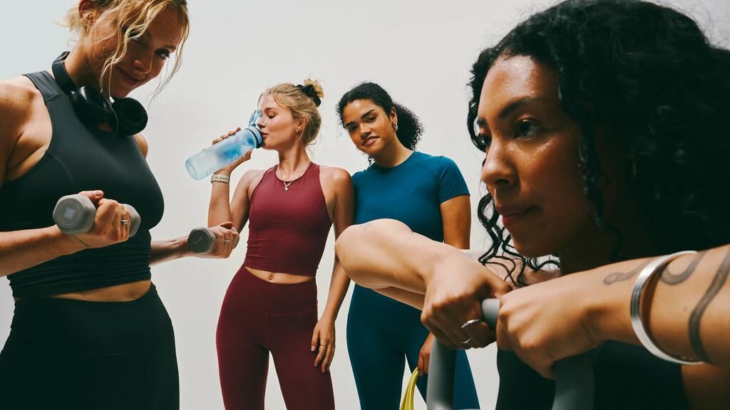 Frauen in Sportbekleidung sind happy und stylisch.