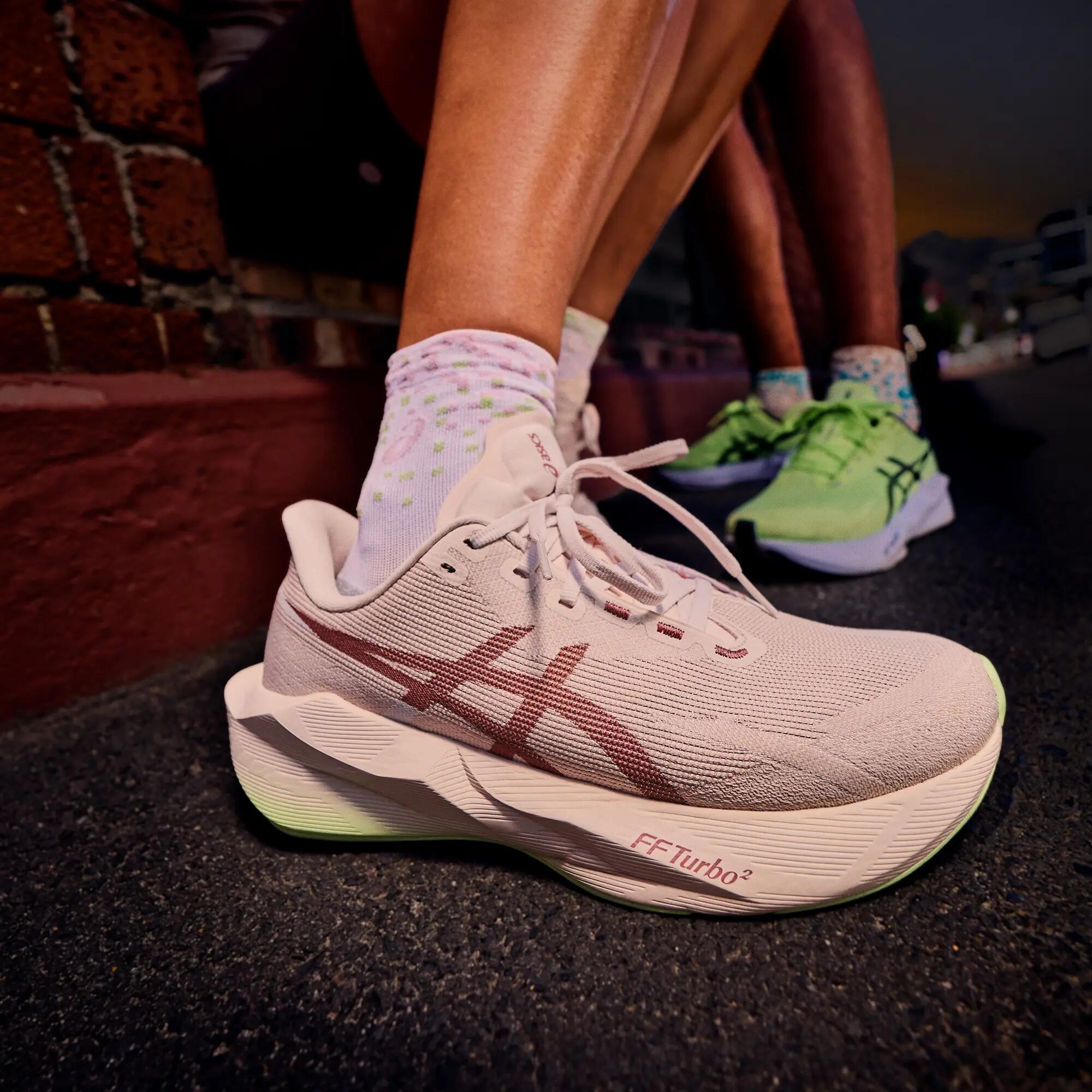 Sabatilles running asfalt Asics Novablast 6 dona beix 4/10