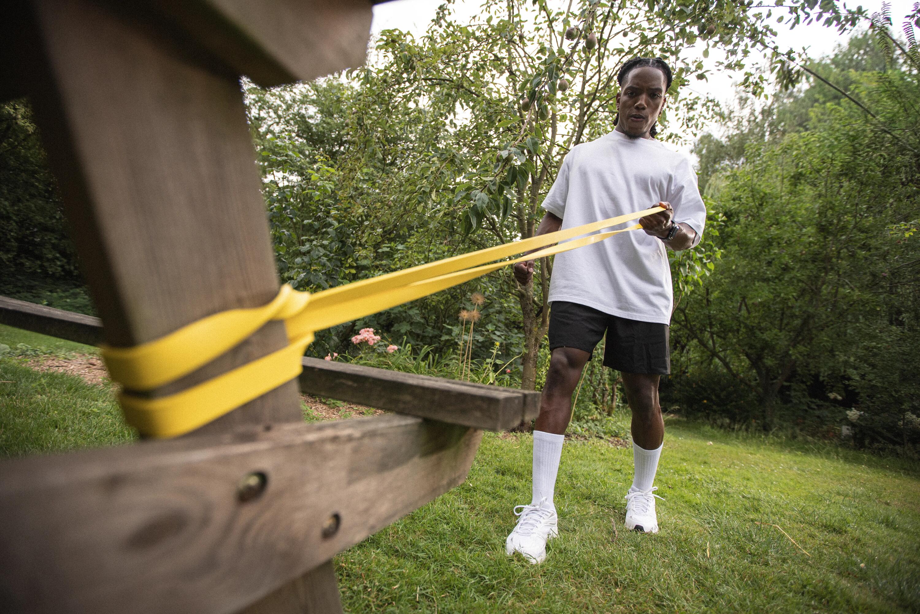 Homem a usar elasticos compativeis com a campanha freeletics