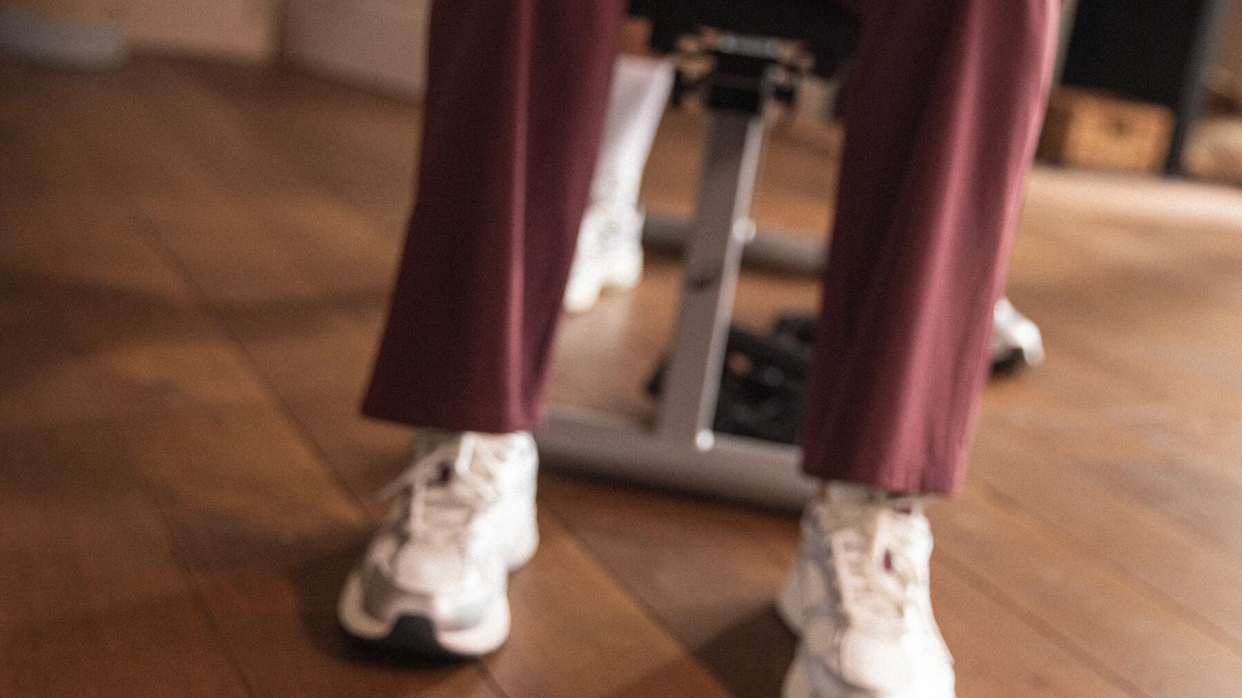 Kobiety w odzieży sportowej z hantlami w rękach na siłowni