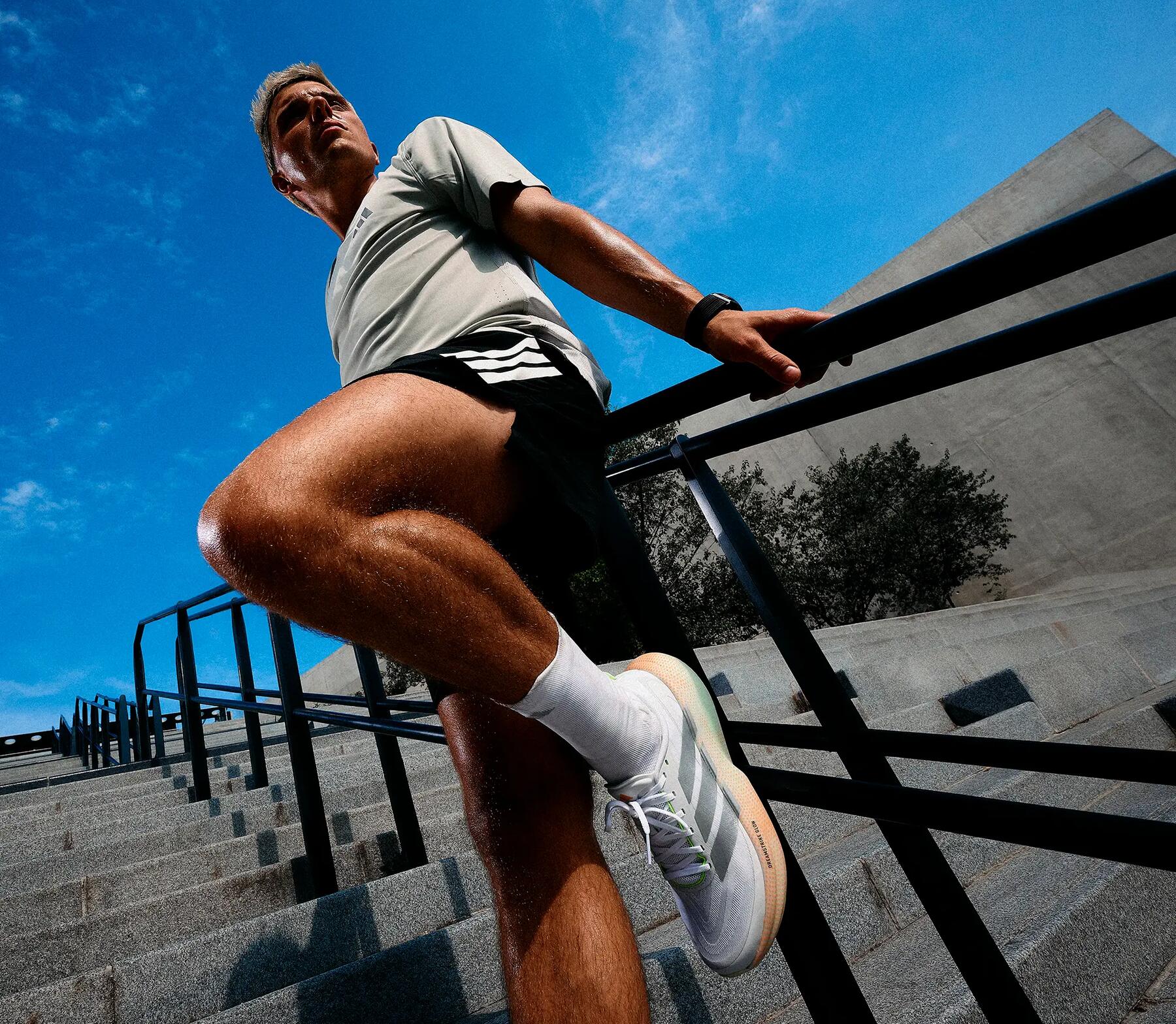 Ein Mann macht eine Laufpause mit der richtigen Laufunterwäsche