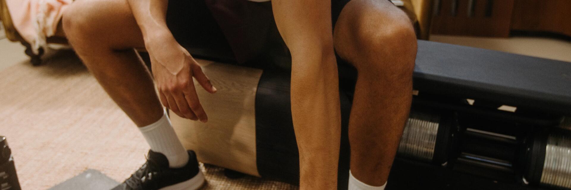 Mężczyzna w stroju sportowym trenujący do bicia rekordu świata w martwym ciągu
