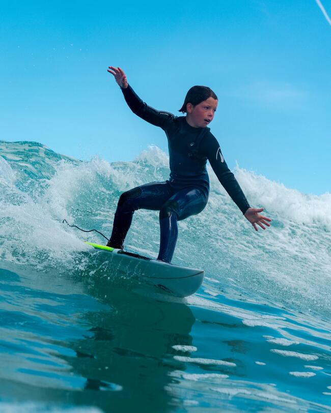 Um fato de surf para jovens surfistas exigentes