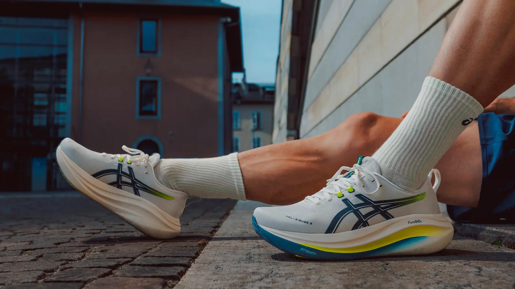 Ein Mann trägt Laufschuhe zum Cardiotraining