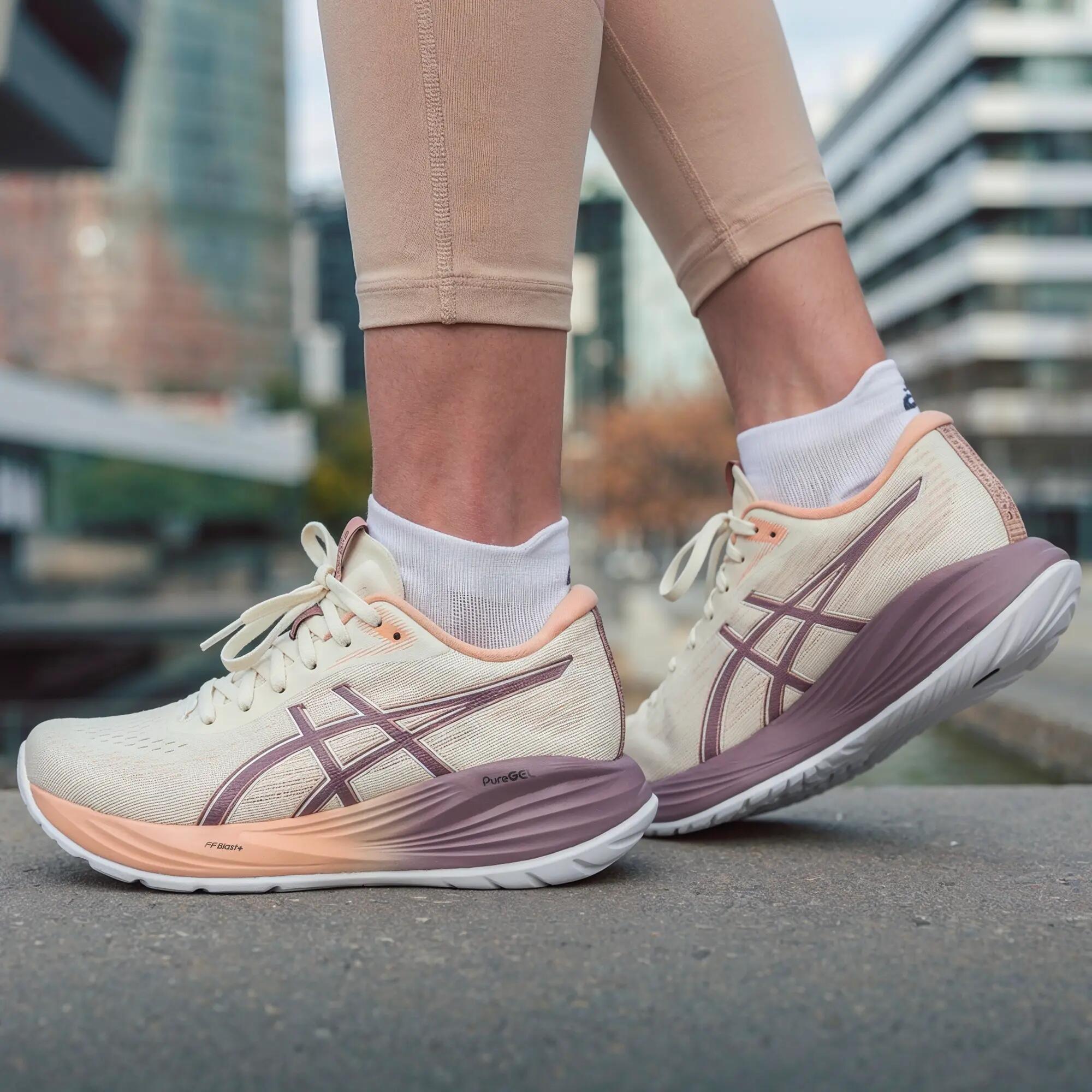 SABATILLES DE RUNNING DONA ASICS GEL STRATUS 5  10/10