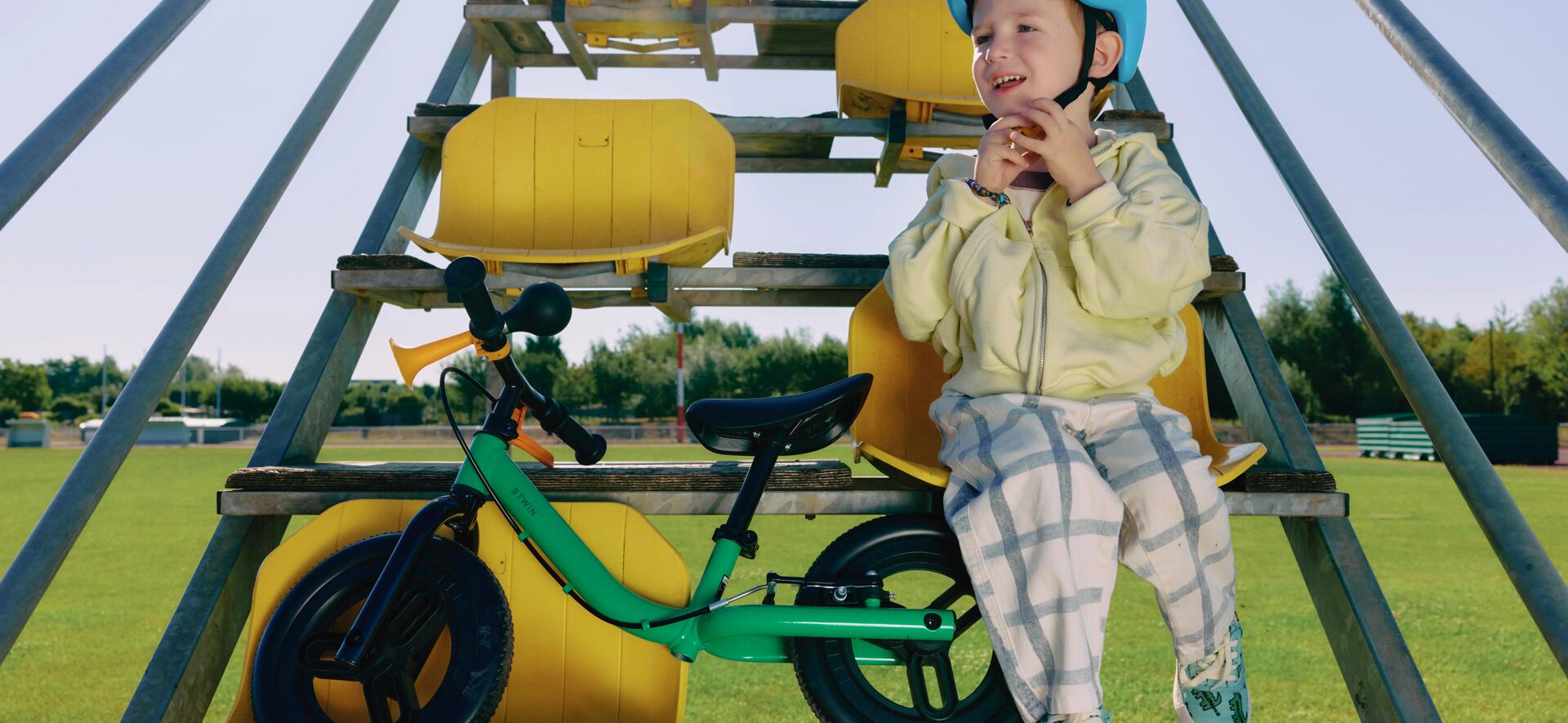 與孩子一起在城市中騎自行車