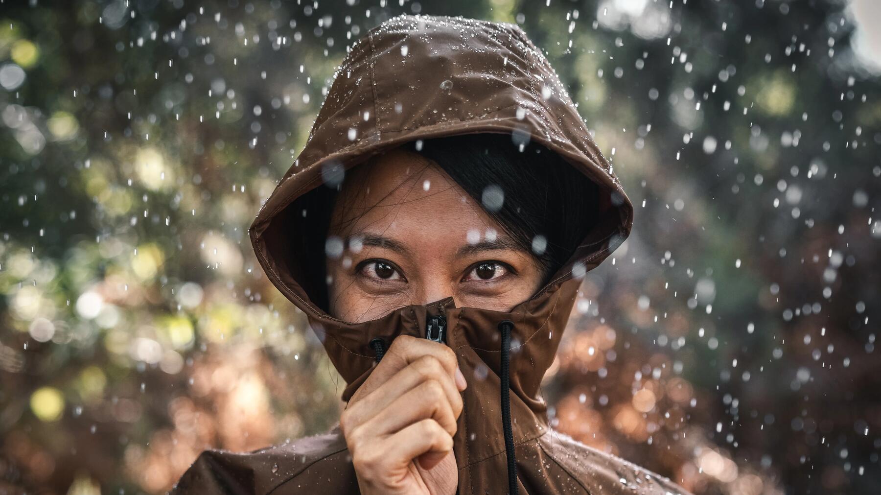 Eine Frau trägt eine Regenjacke beim Spaziergang