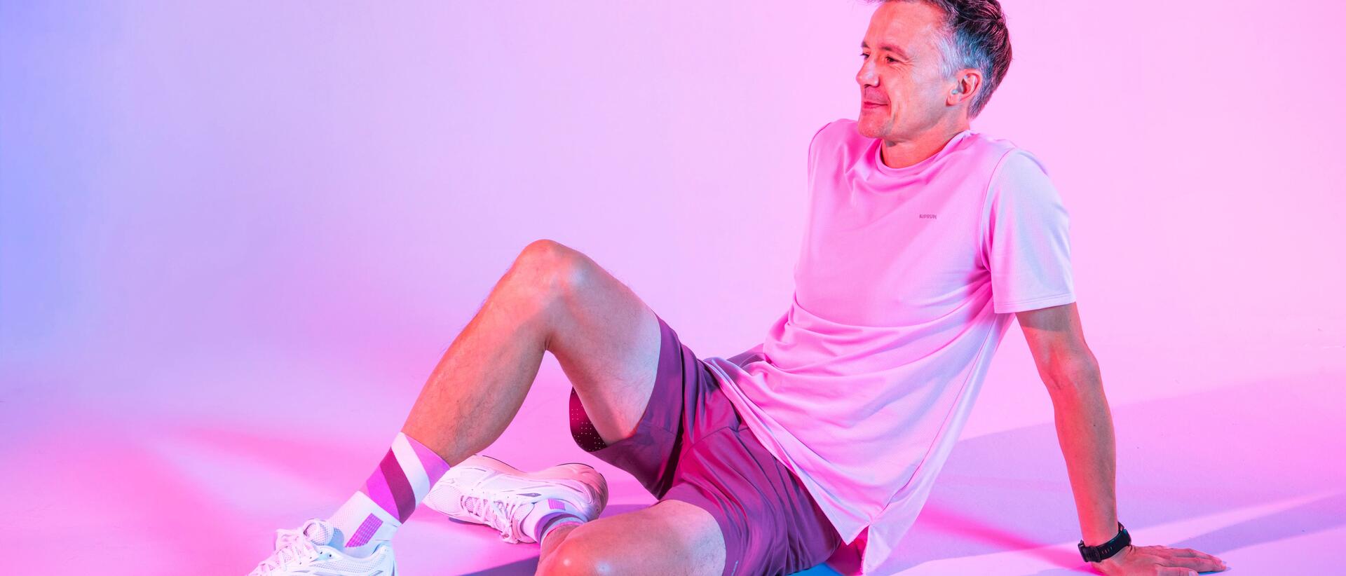 Biegacze w odzieży do biegania nawadniają się ze sportowego bidonu