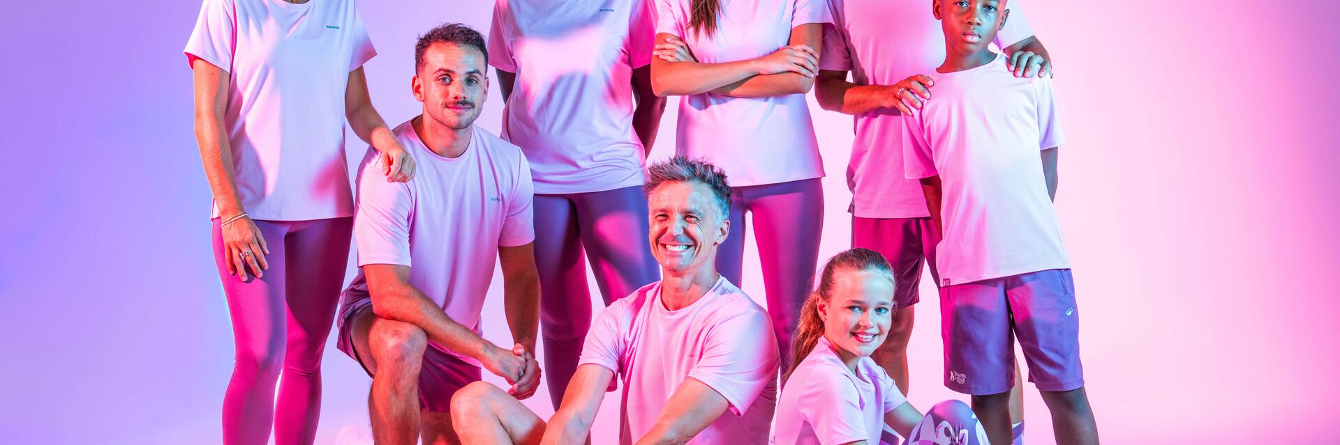 Kobieta w odzieży sportowej ćwicząca plank na macie