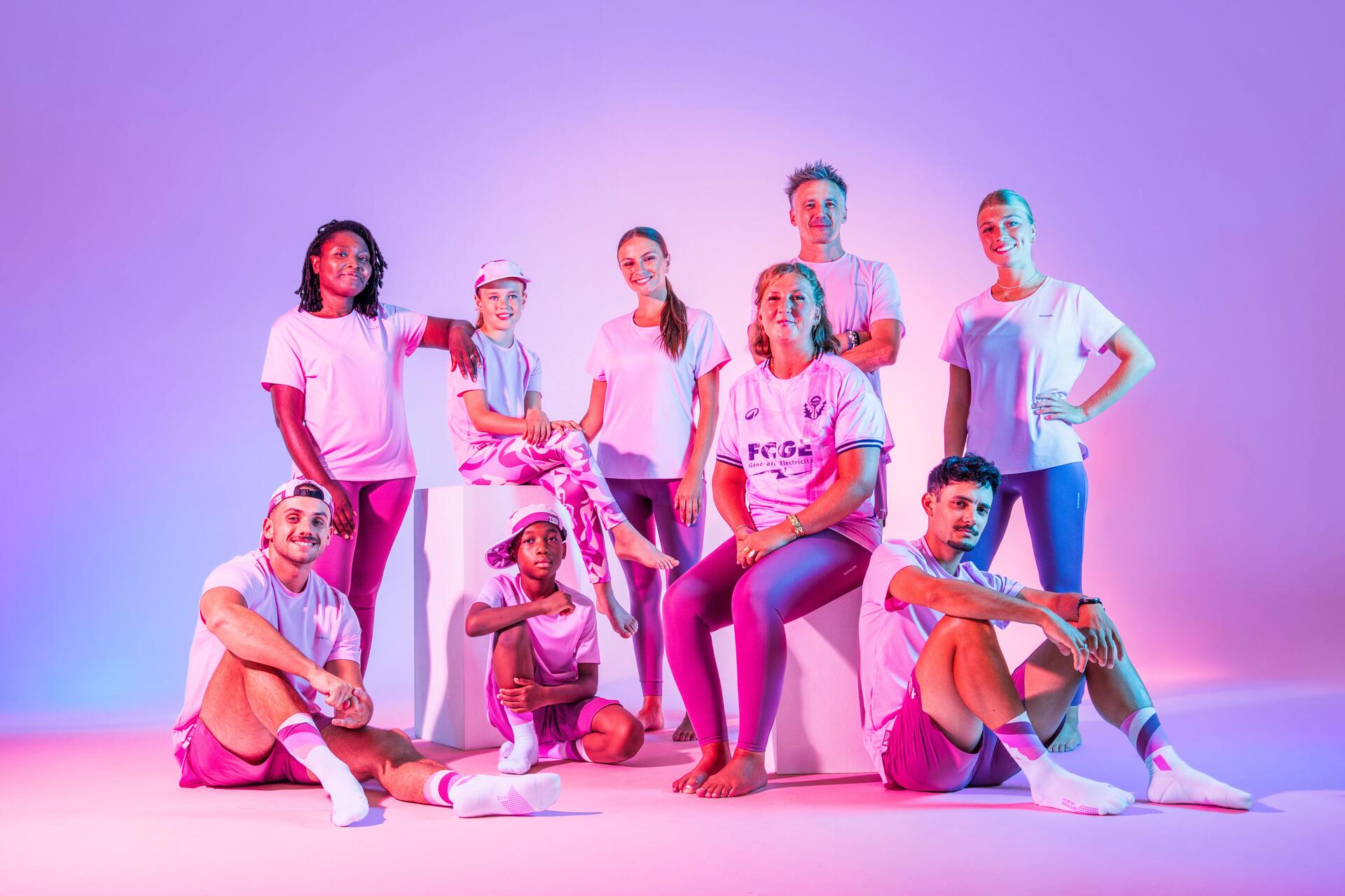 Grupa ludzi w strojach sportowych biegnąca drogą