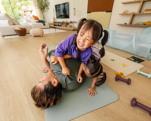 enfants et parents qui jouent ensemble