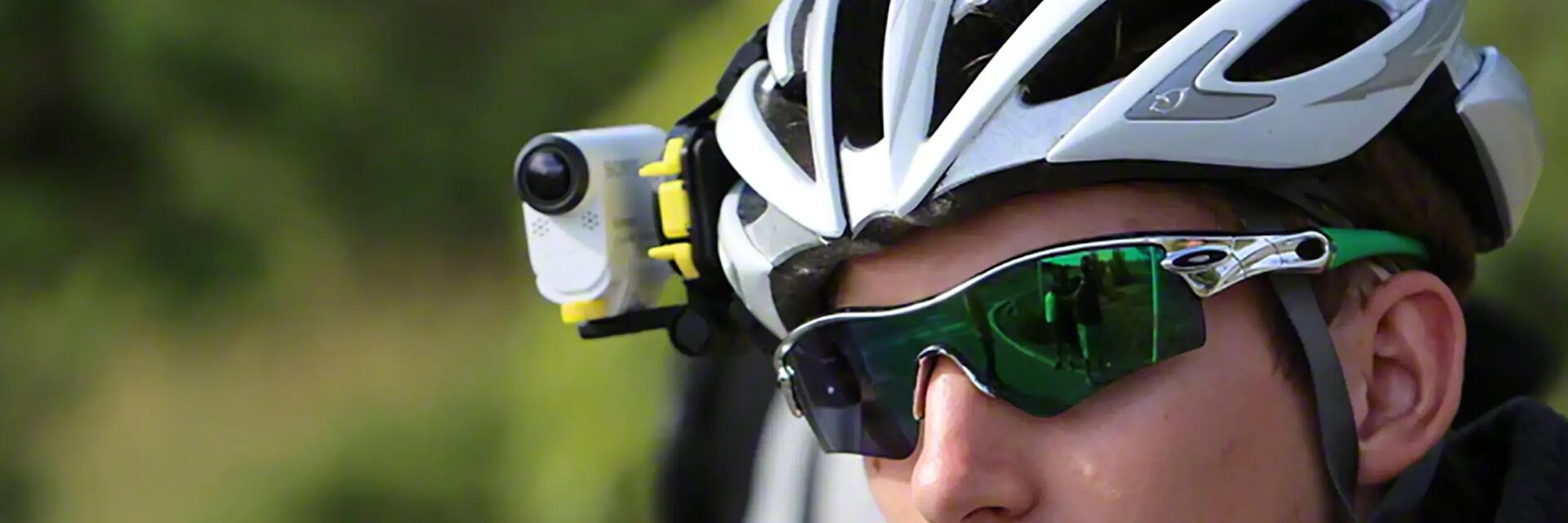Rowerzysta z kamerą sportową zamontowaną na kasku