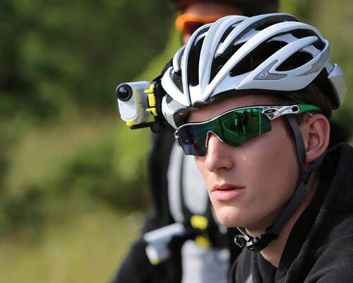 Rowerzysta z kamerą sportową zamontowaną na kasku