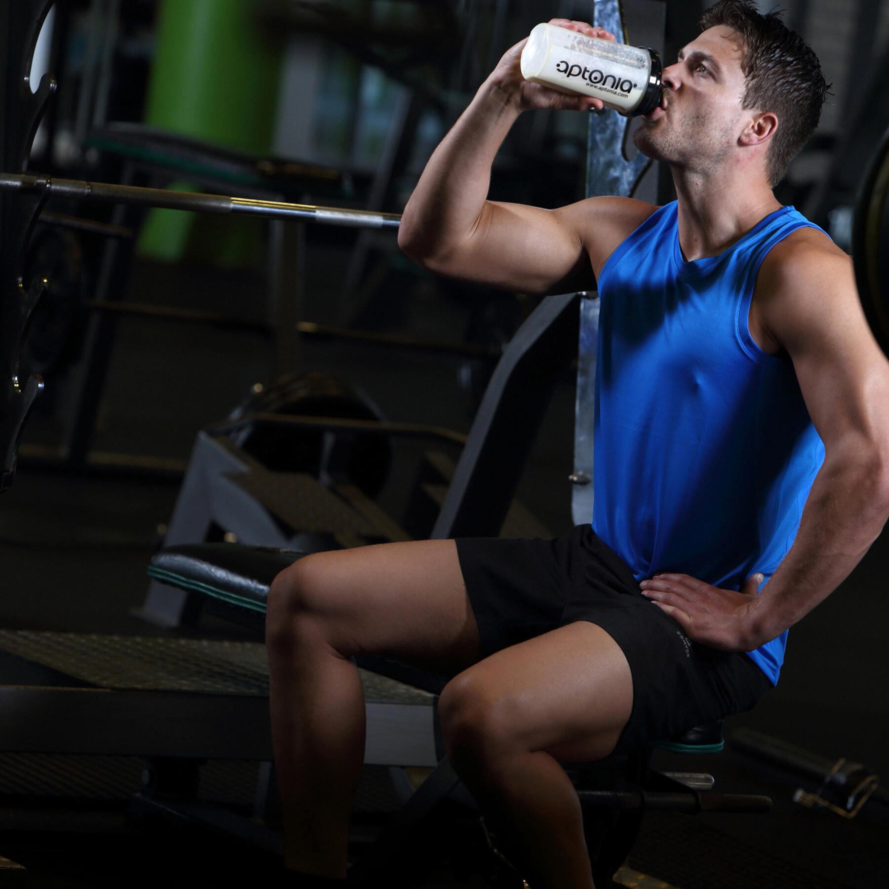 Mężczyzna pijący odżywkę białkową z boosterem testosteronu na przyrost masy mięśniowej