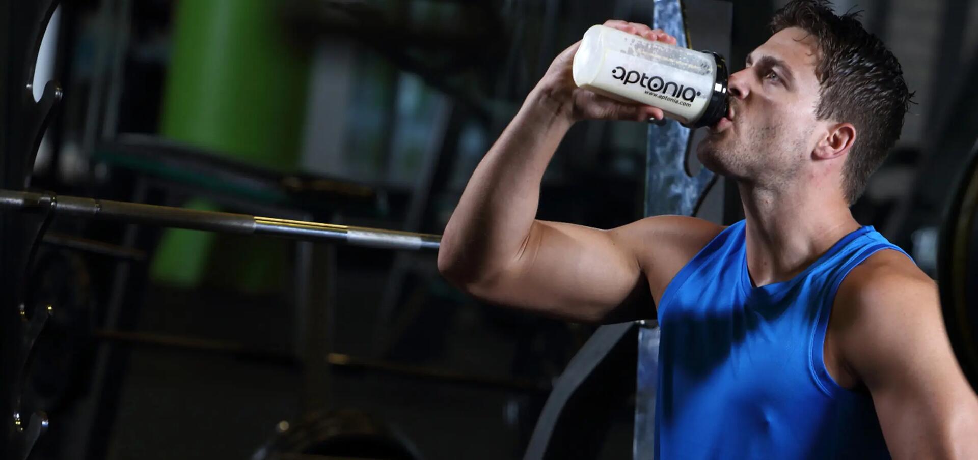hombre tomando proteina en batido
