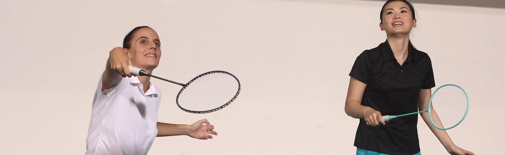 kobiety z rakietami do badmintona w rękach ubrane w stroje do gry w badmintona