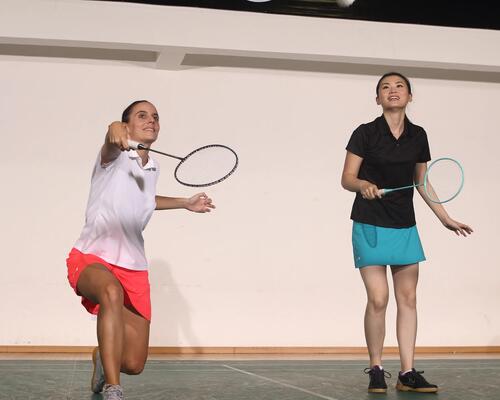 kobiety z rakietami do badmintona w rękach ubrane w stroje do gry w badmintona