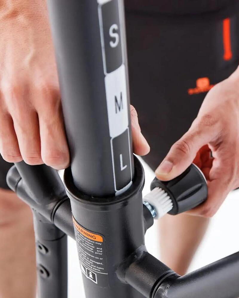 Nahaufnahme wie man die Sitzposition eines Hometrainers ändert