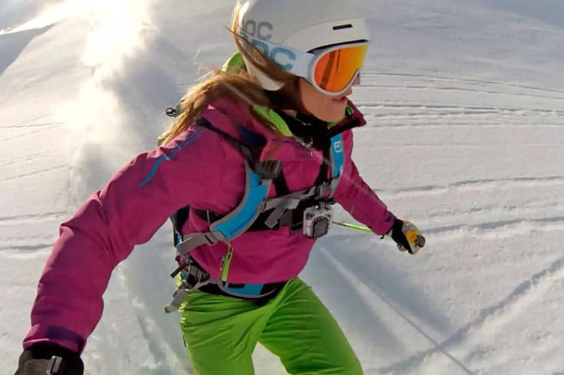Kobieta jeżdżąca na nartach z zamocowaną kamerką GoPro na klatce piersiowej