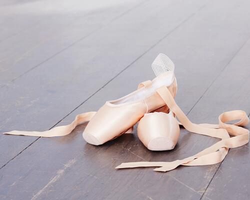 buty do baletu leżące na podłodze