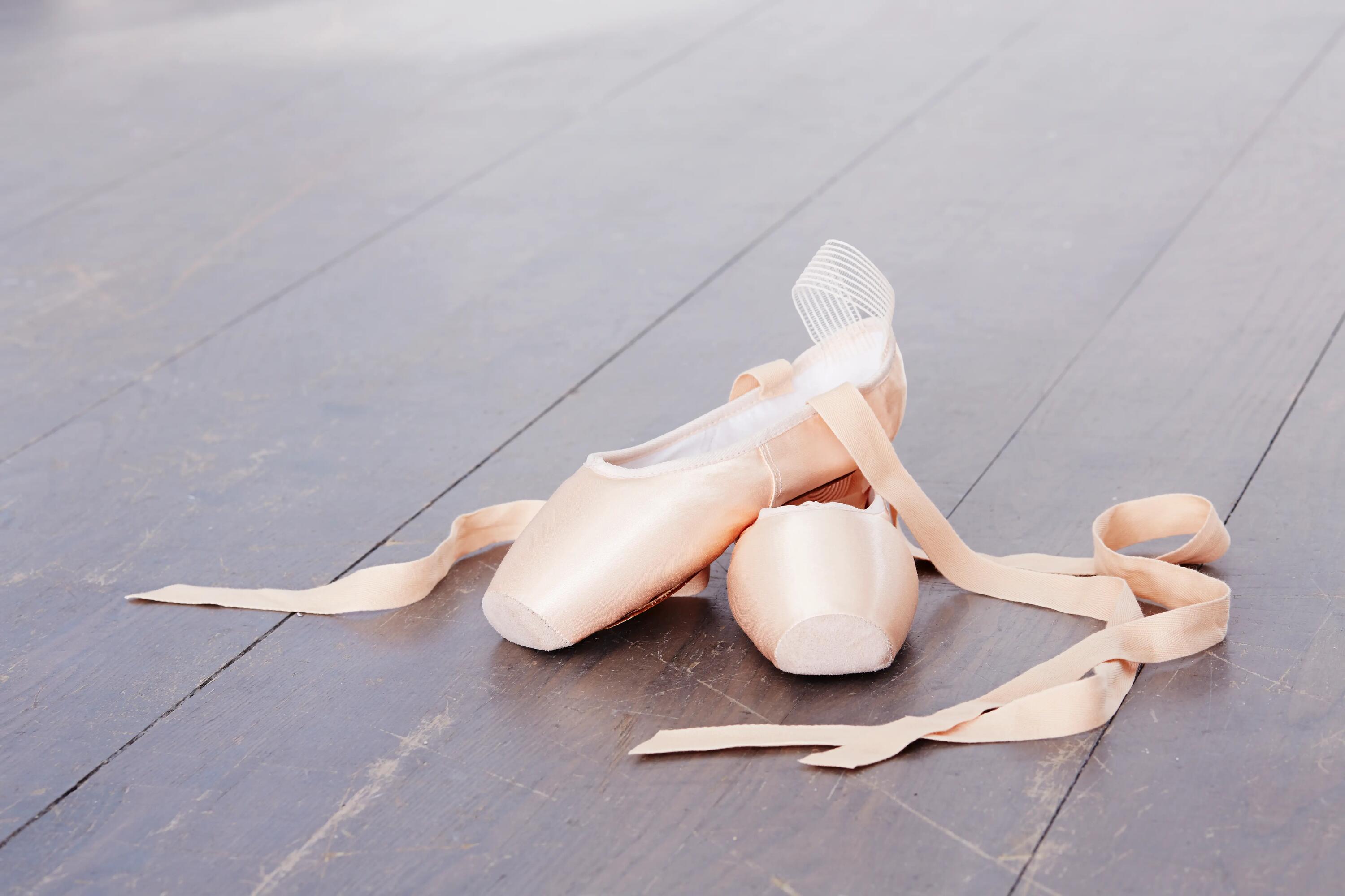 Buty do baletu leżące na podłodze