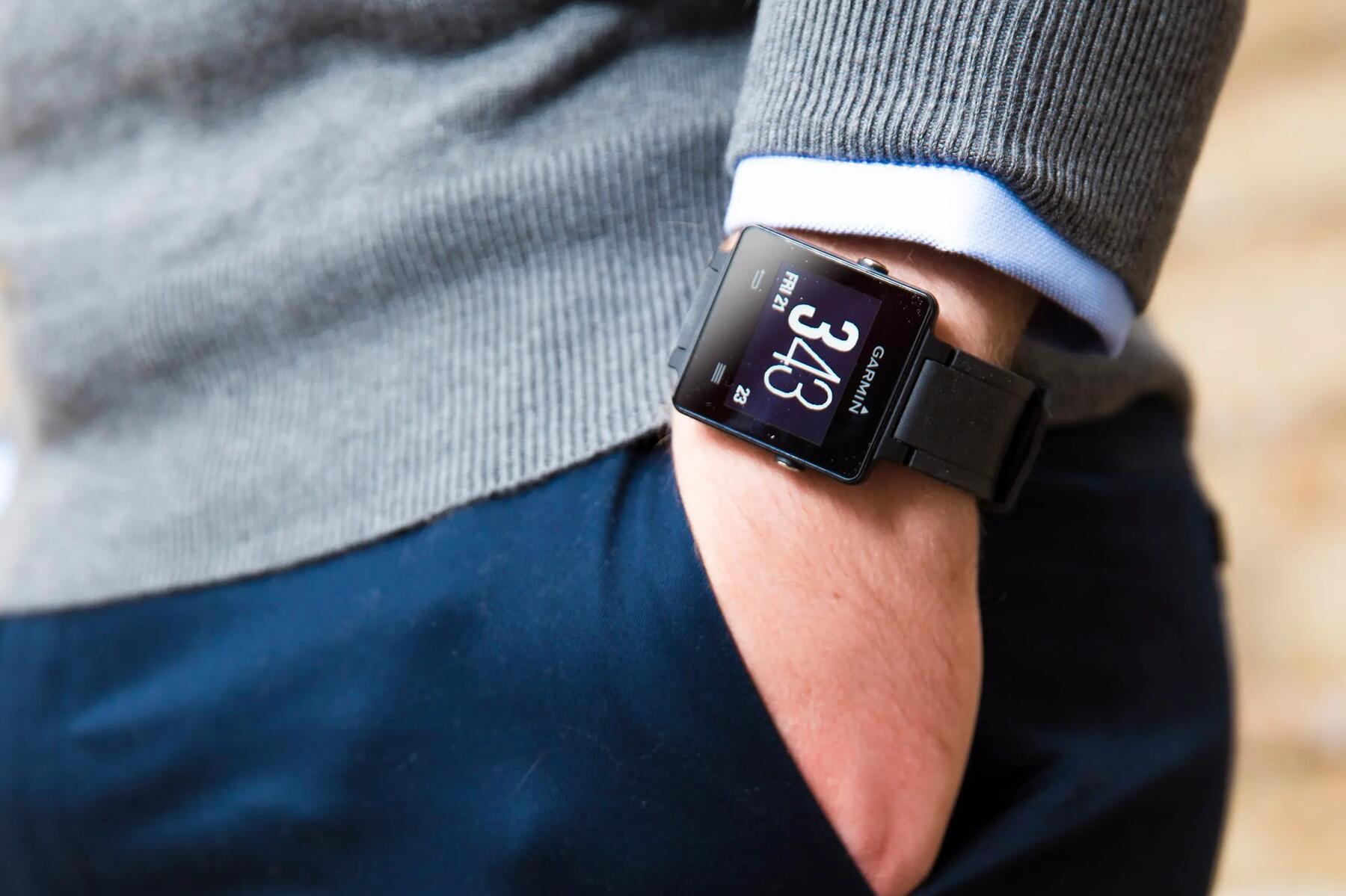Mężczyzna z zegarkiem Garmin na ręku