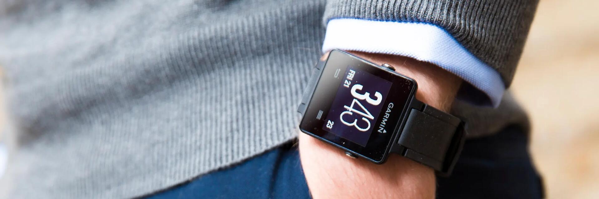 Mężczyzna z zegarkiem Garmin na ręku