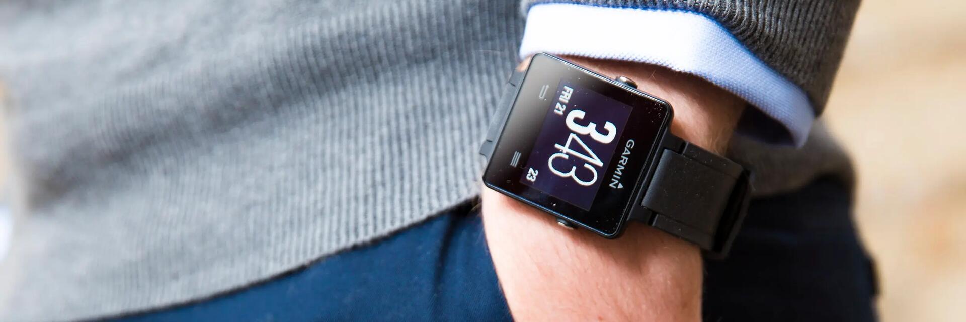 Mężczyzna z zegarkiem Garmin na ręku