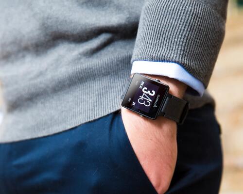 Mężczyzna z zegarkiem Garmin na ręku