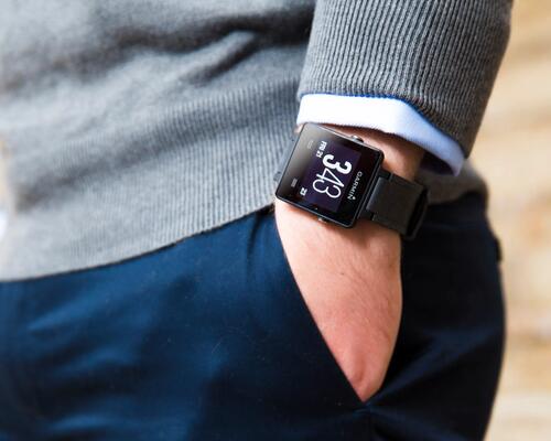 Mężczyzna z zegarkiem Garmin na ręku