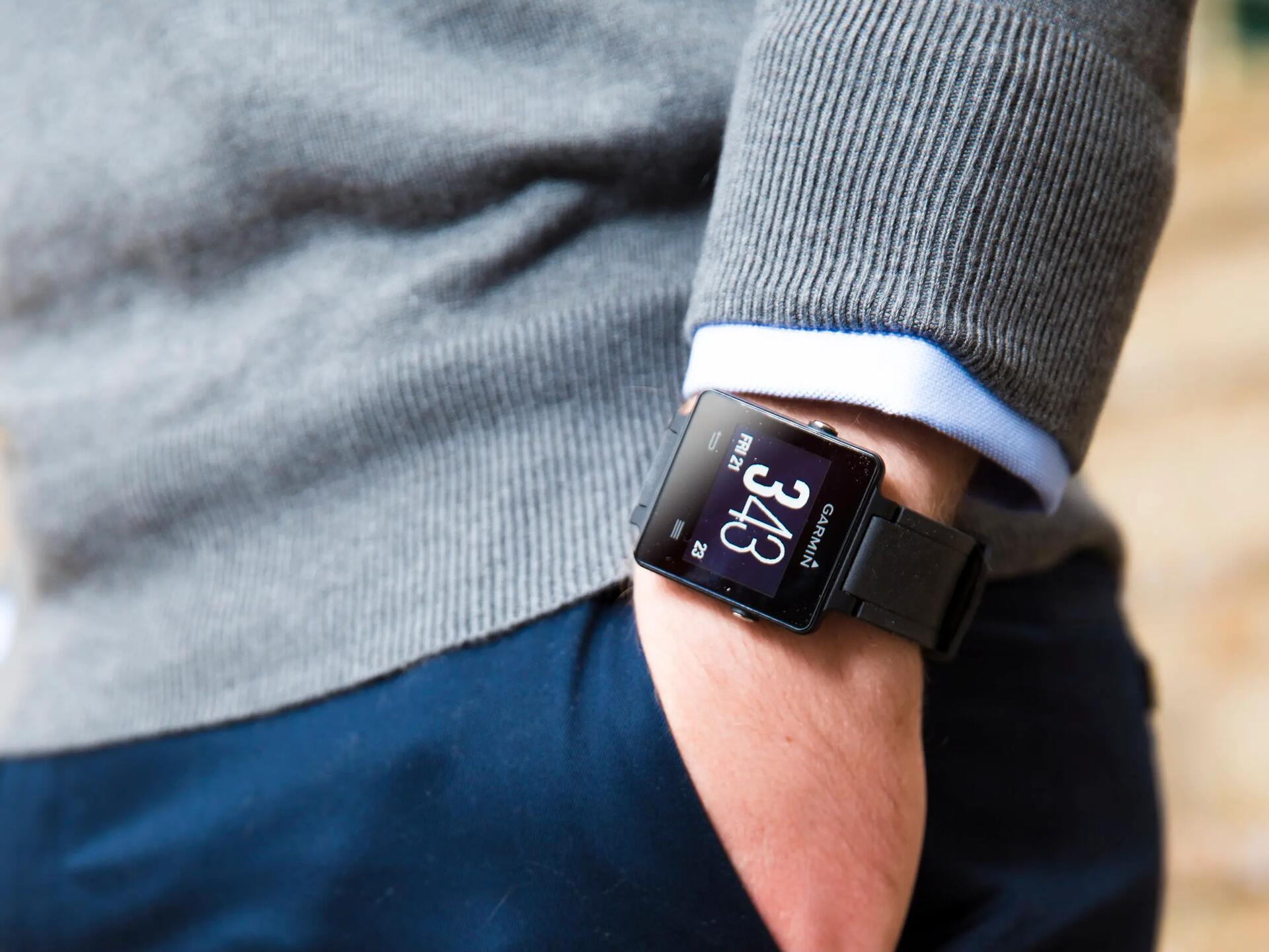Mężczyzna z zegarkiem Garmin na ręku