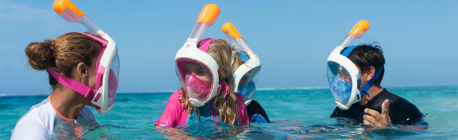 Kinderen oefenen snorkelen