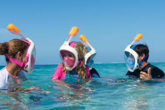 Kinderen oefenen snorkelen