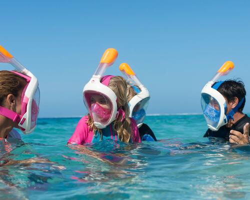 Kinderen oefenen snorkelen
