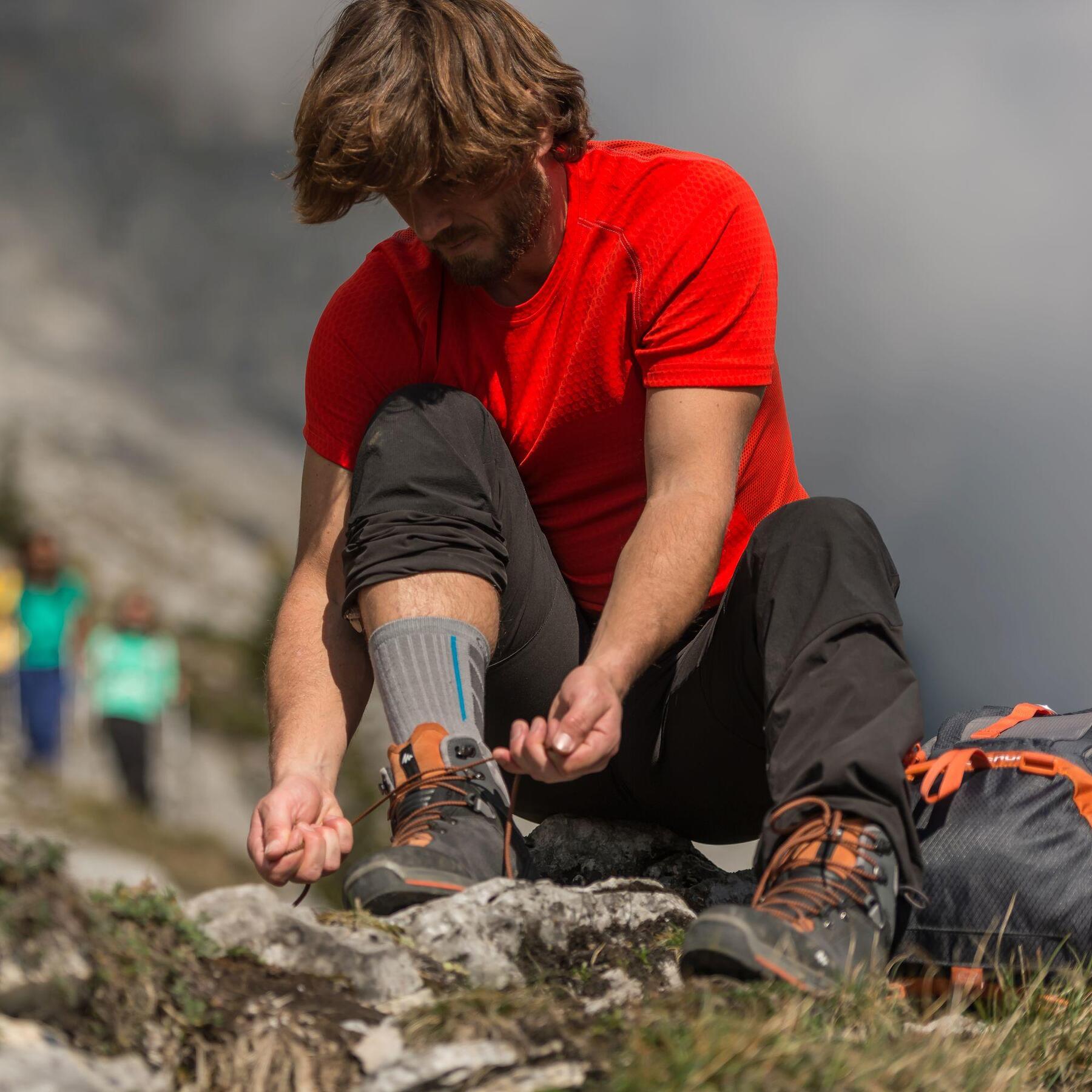 Man met wandelschoenen aan