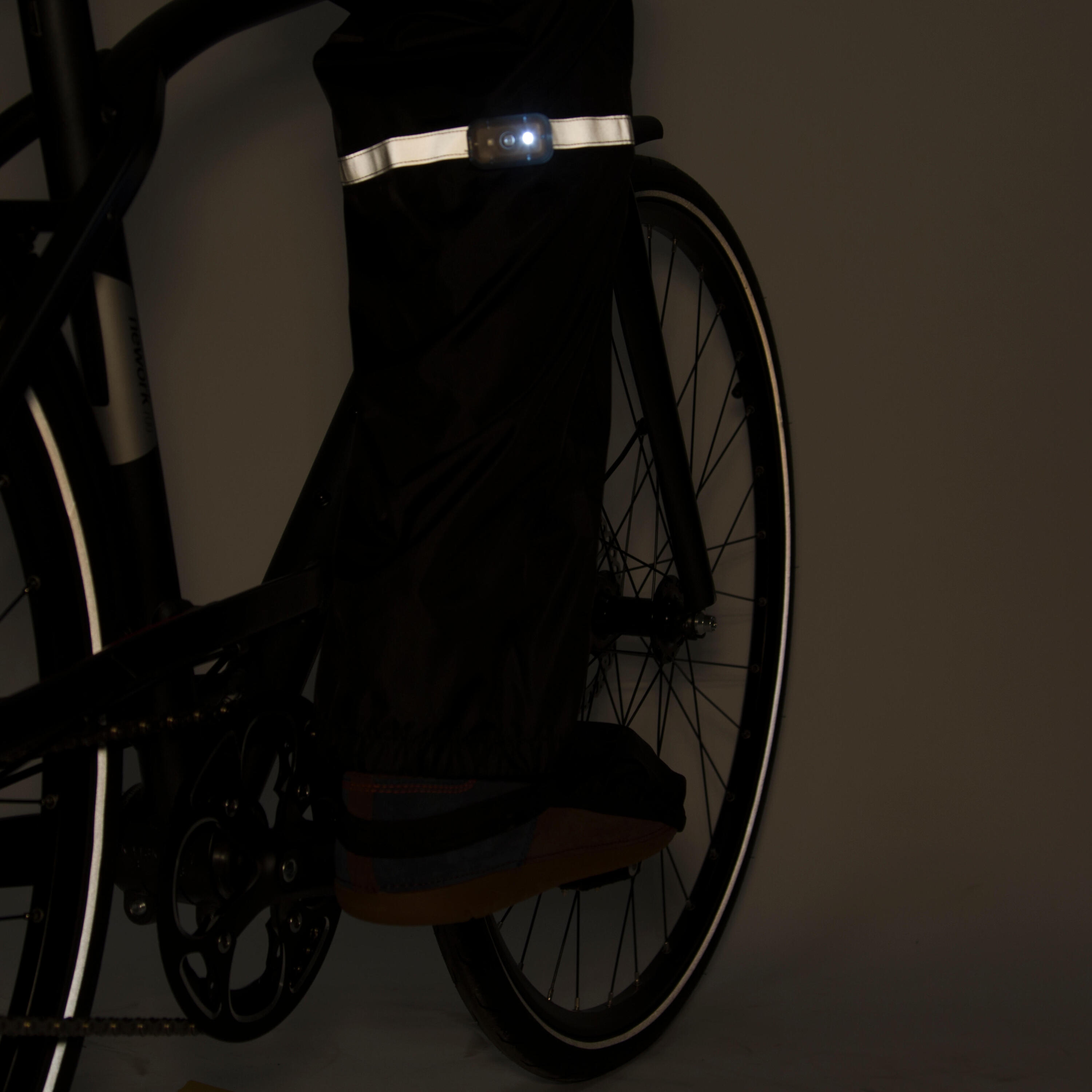 300 City Cycling Rain Overtrousers - Black 5/6