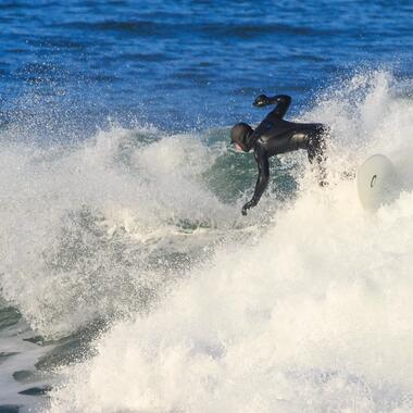 choisir son équipement pour surfer en hiver