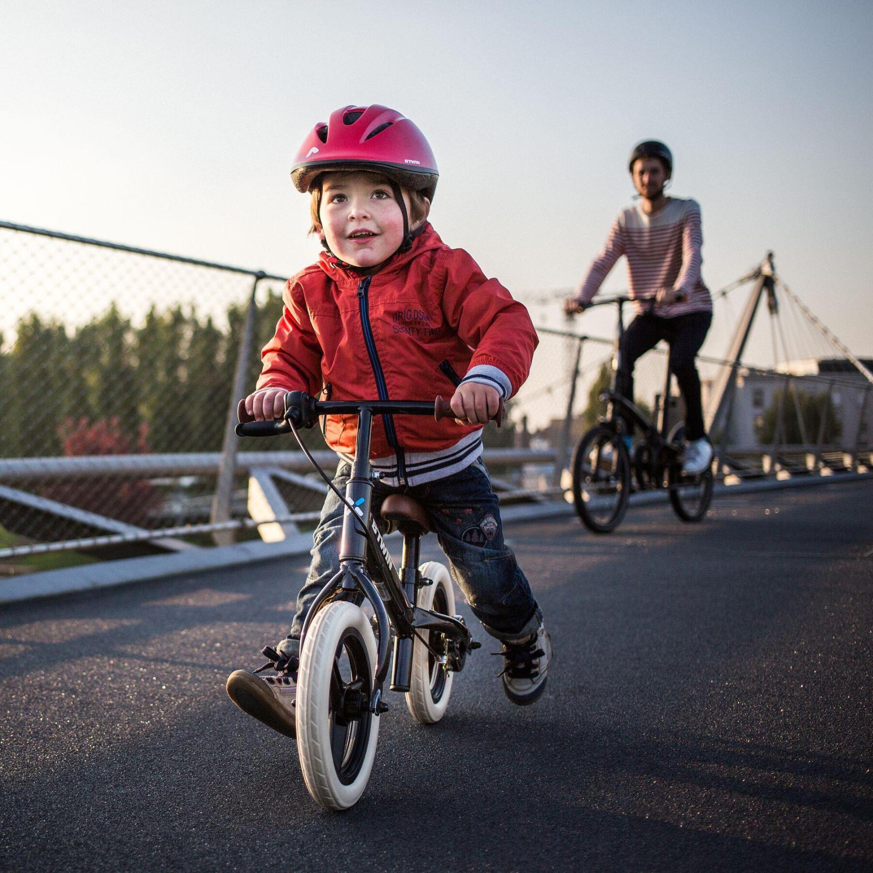 Hoe kan ik mijn kind met een loopfiets leren rijden?