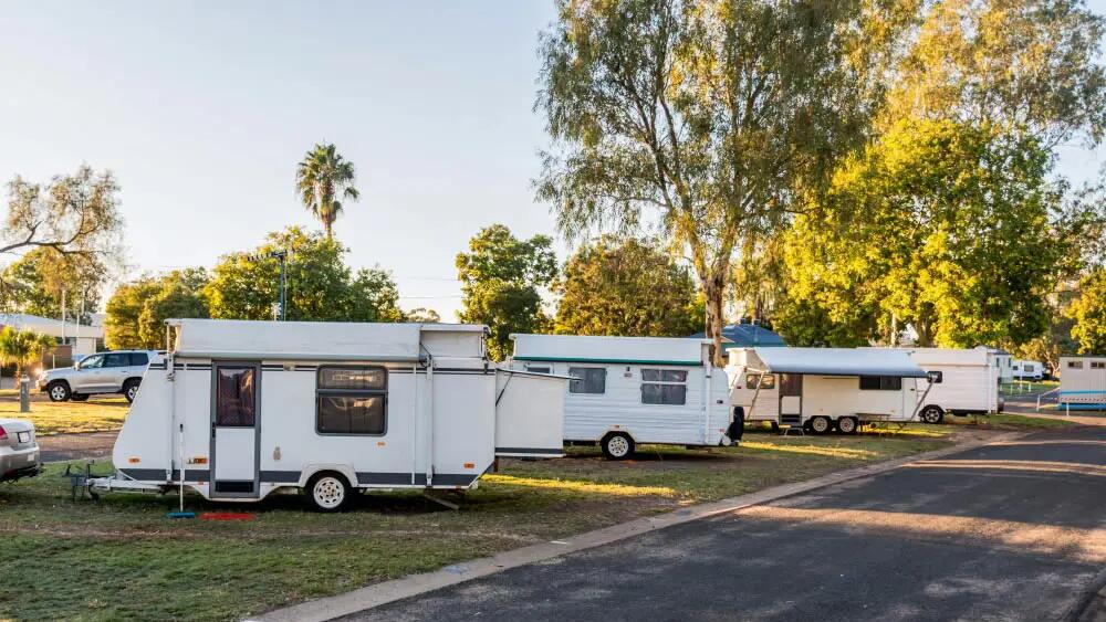 Przyczepy kempingowe zaparkowane na kempingu